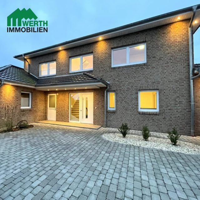 ✨ Neubau Stadthausvilla - mit Einliegerwohnung und separater Gästewohnung nähe Hamburg! ✨
Ihr wollt mehr über das Objekt erfahren?ℹ️
Mehr Infos findet ihr auf unserer Homepage (siehe Bio). 😊
Objektnummer: HA-229-LW-25
🙋♂️Ansprechpartner: Rainer Werth
Bei Fragen zu der Immobilie oder anderen Anliegen könnt ihr uns jederzeit telefonisch oder per Mail kontaktieren. Oder ihr schreibt uns hier einfach eine Direktnachricht. ✍️☎️
Baujahr der Heizung: 2021/ Energieeffizienzklasse: B/ Energiebedarf: 67,60 kWh/(m²*a)/ Primärenergieträger: Gas/ Fußbodenheizung/ Energieausweis: Verbrauchsausweis